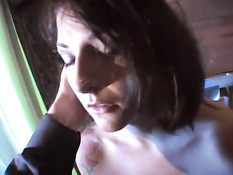 Шлюха отлично поднимает член парня