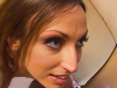 Этой горячей сучке нравится дрочить руками