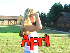 Хороший секс на лужайке в деревне