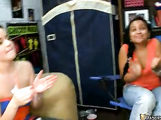 Группа девочек учится не бояться минета