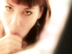 Рыженькая делает отличный минет