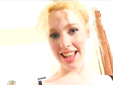 Блонда в красном старательно обрабатывает член