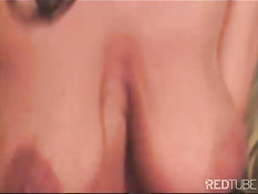 Пышногрудая брюнетка с возбуждённой пиздой