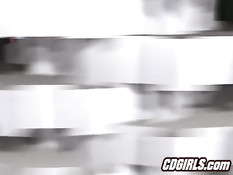 Britney и Chloe сидят на секс машинах