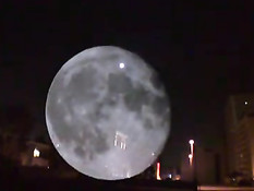 Трахаются в туалете ресторана