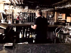 Трахаются в туалете ресторана