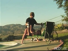 Секс на улице с пышногрудой женщиной