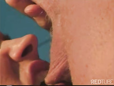 Секс на улице с пышногрудой женщиной