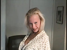 Сексуальные движения голой блондинки