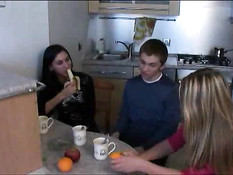 Блондинка и брюнетка развели парня на секс