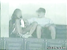 Девочка трет свою письку в публичном месте