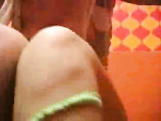 Возбуждённая блондинка мастурбирует в туалете