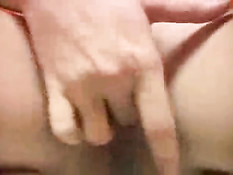 Возбуждённая блондинка мастурбирует в туалете