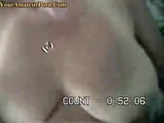 Взрослая пара занимается сексом в спальне