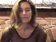 Сексуальная дама засовывает фаллоимитатор в чулки