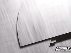 Девка трахает подругу при помощи секс машины