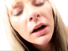 Грудастая сука получает фаллоимитатор в анус