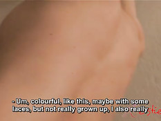 Молодая немецкая студентка раздевается за деньги