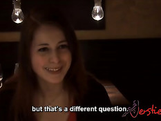 Молодая немецкая студентка раздевается за деньги