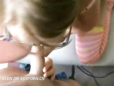 Горячий любительский минет очкастой девки