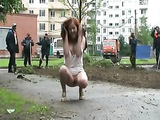 Девка раздевается посреди улицы перед рабочими