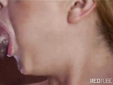 Ее задница получает двойное проникновение