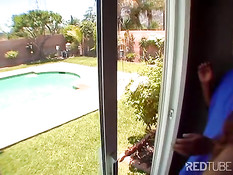 Чёрная девка громко стонет от удовольствия