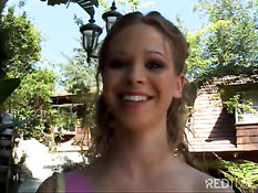 Очень милая девчонка в первой съёмке в порно