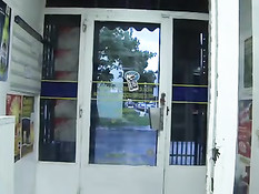 Секс видео с блондинкой в магазине