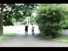 Блондинка трахается с двумя парнями на дороге