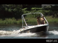 Влажные от возбуждения лесбиянки ебутся в автомобиле