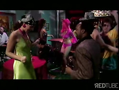 Секс втроём с двумя женщинами в баре