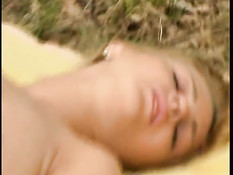 Трахнул сучку на жёлтой подстилке в лесу