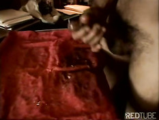 Показывает свою технику онанизма