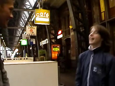 Минет двух молодых парней на кровати