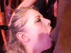 Связанная блондинка отсасывает своему хозяину