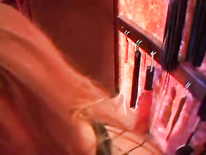 Связанная блондинка отсасывает своему хозяину