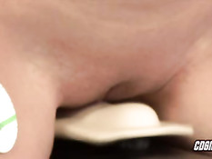 Связанную девчонку усадили на секс машину