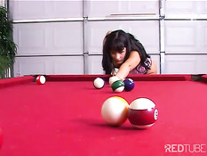 Курящую девицу наказывают минетом