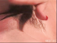 Две хорошие подруги забавляются с фаллоимитатором