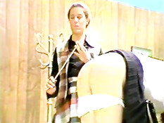 Провинившуюся девушку порют плетью по попе