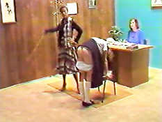 Провинившуюся девушку порют плетью по попе