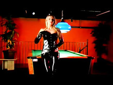 Красотка в чёрной коже играется с бильярдным кием