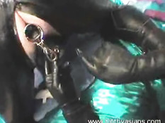 Своего раба ебёт в жопу похотливая шлюха