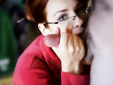 Девушка в очках делает чувственный минет