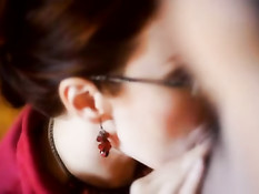 Девушка в очках делает чувственный минет