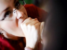 Девушка в очках делает чувственный минет