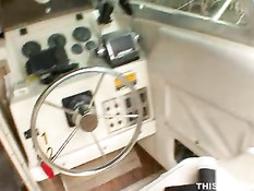 Девушка сосет член на лодке