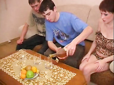 Секс видео беременной женщины с двумя парнями