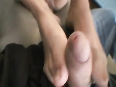 Студентка Саша дрочит член парня ногами